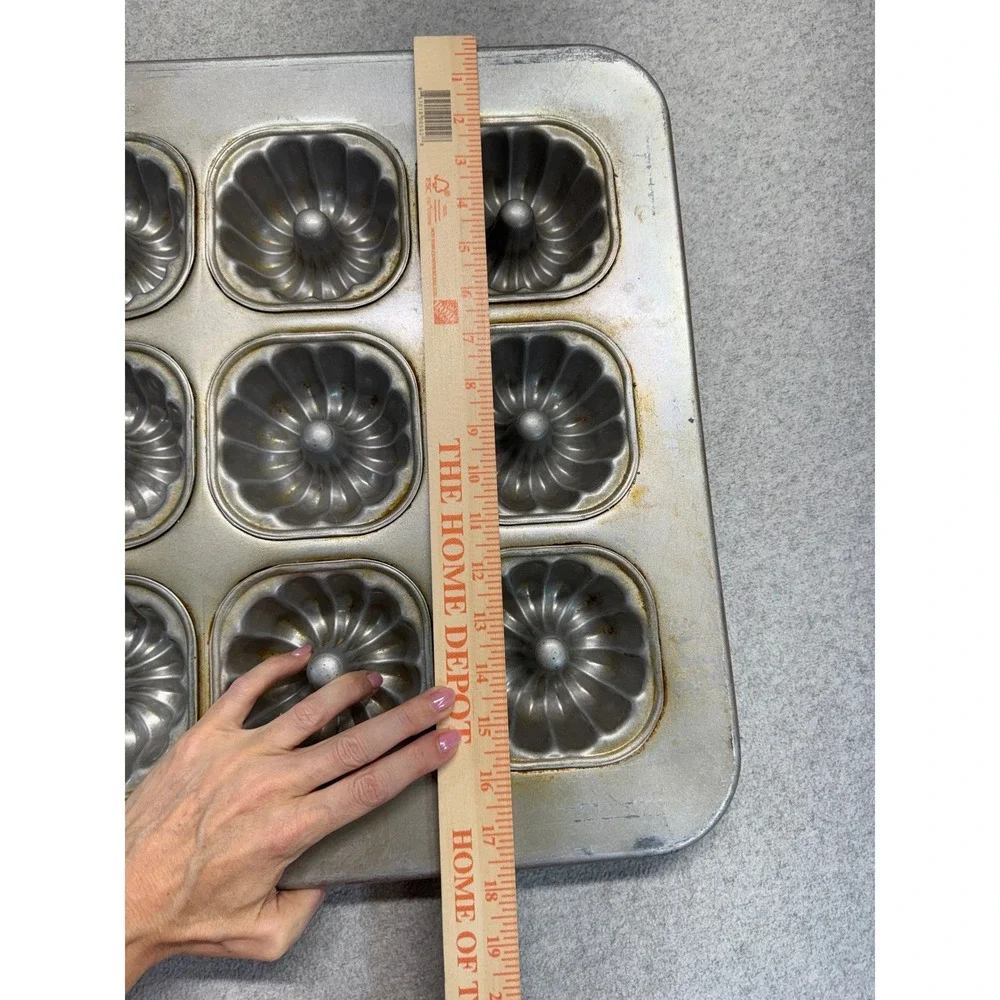 Chicago Metallic USA Mini Bundt Cake Pan 15 Cavity Commercial Bakeware 43055